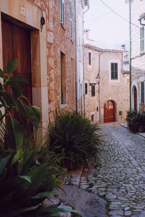 C'an-Pau-Villa-Biniaraix-Village-Street